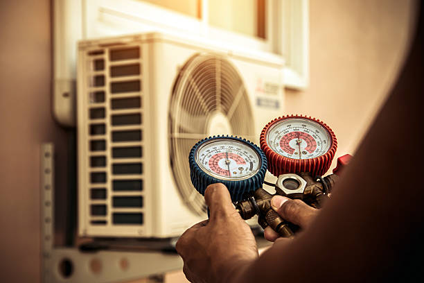 Professional Ac Installation technician working in Wood River, IL